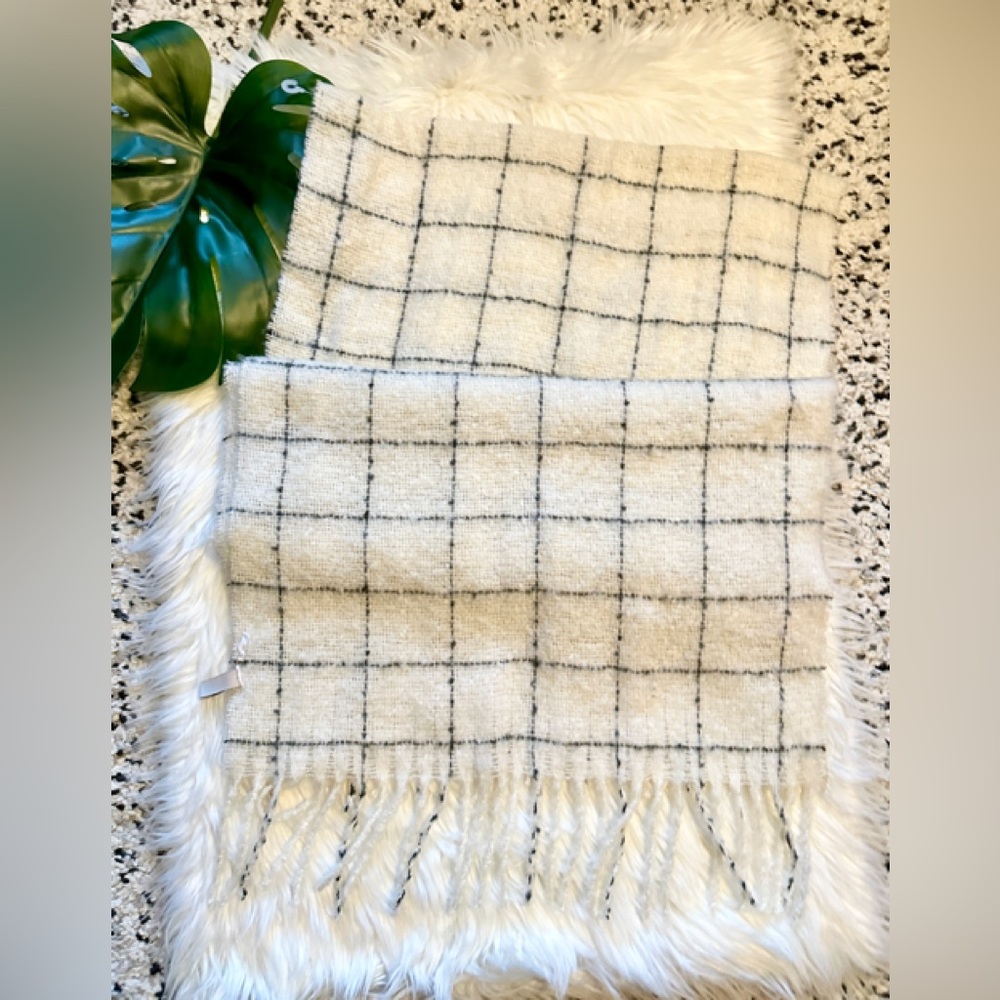 Gorgeous Scarf - Picture 6 of 7